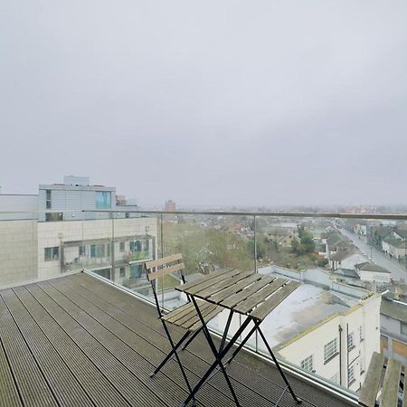 Appartamento Luxurious Comfy Penthouse - Steps To East Croydon Train Station - Views Esterno foto
